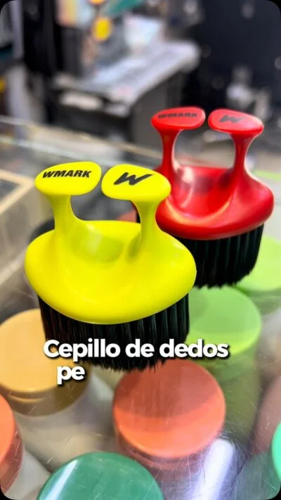 Cepillo dedos pelo de Jabalí WmarkAhora disponible en nuestros puntos de venta ✅

Ojo! No es pelo natural animal 🤚

Cepillowmark wmarkcolombia colbarber insumosdebarberia wmarkclipper