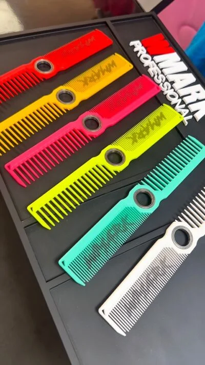 Disponible en nuestros puntos de venta y página web,a peinilla WMARK giratoria de doble uso!Ordena la tuya ahora mismo 📦✅

colbarber wmarkglobal peinillawmark